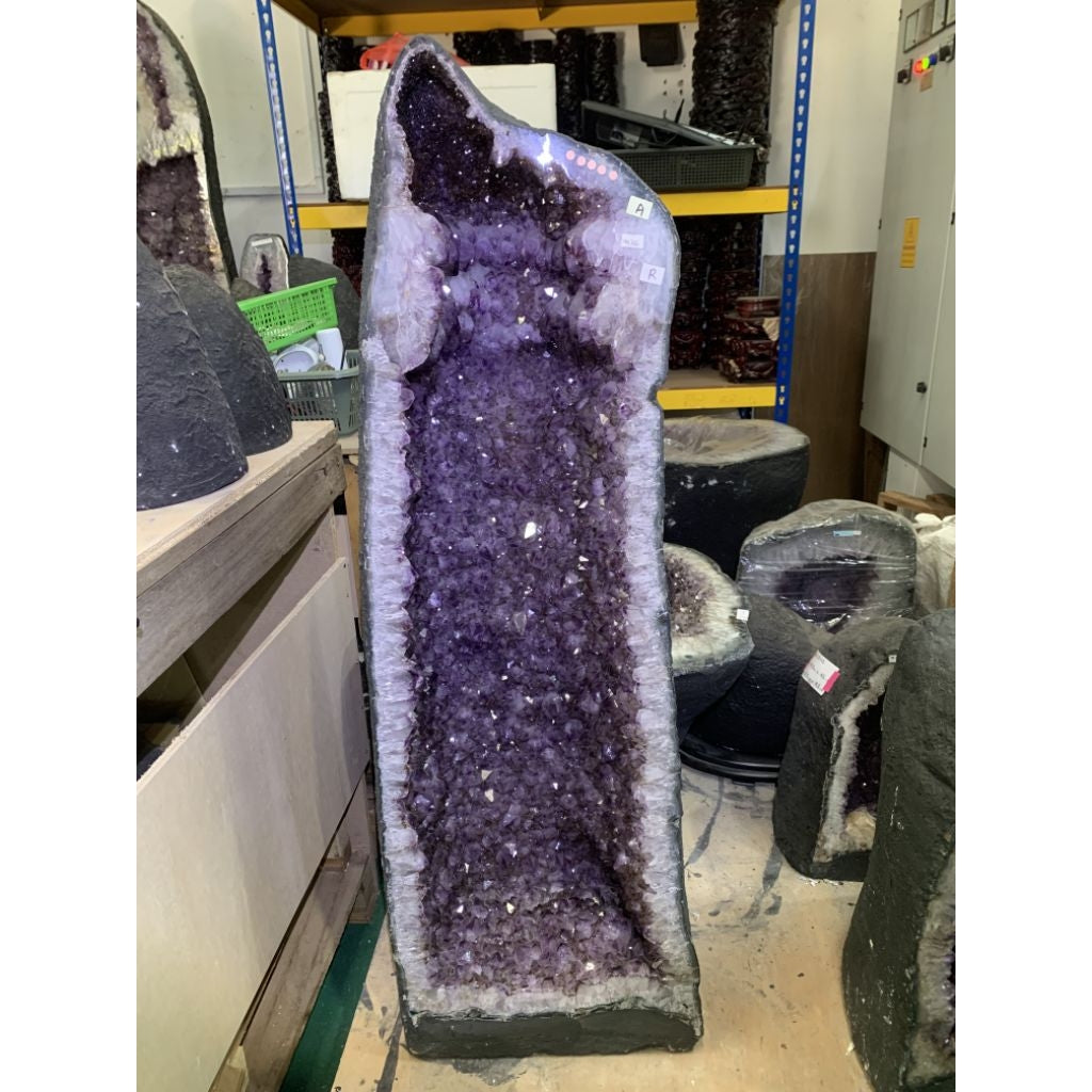 xl large amethyst geode with much rutilated rare straight cave 直筒钛晶洞 携带管腰带💯100%天然紫钛晶洞 144kg 120cm