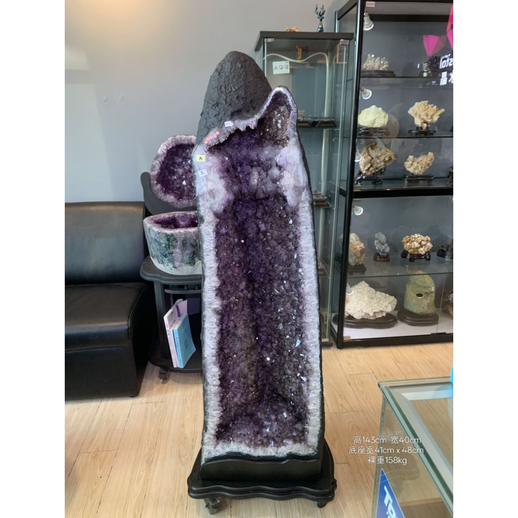 xl large amethyst geode with much rutilated rare straight cave 直筒钛晶洞 携带管腰带💯100%天然紫钛晶洞 144kg 120cm