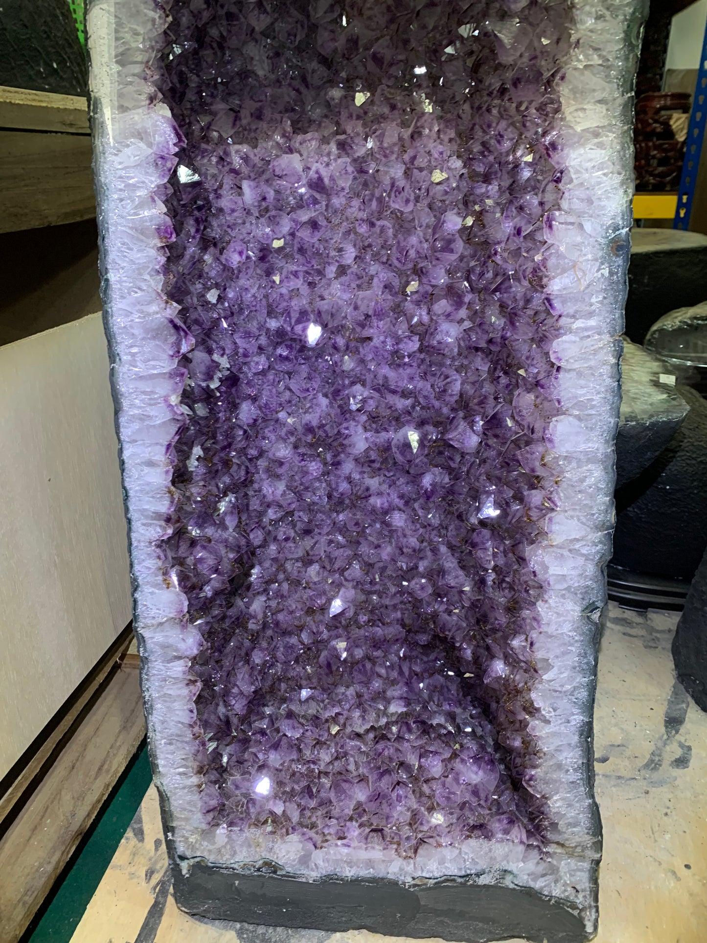xl large amethyst geode with much rutilated rare straight cave 直筒钛晶洞 携带管腰带💯100%天然紫钛晶洞 144kg 120cm