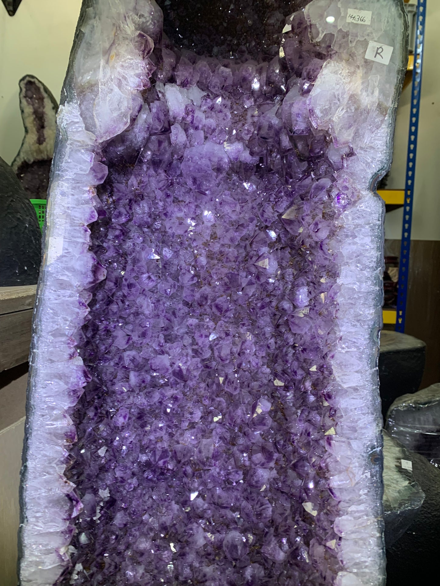xl large amethyst geode with much rutilated rare straight cave 直筒钛晶洞 携带管腰带💯100%天然紫钛晶洞 144kg 120cm